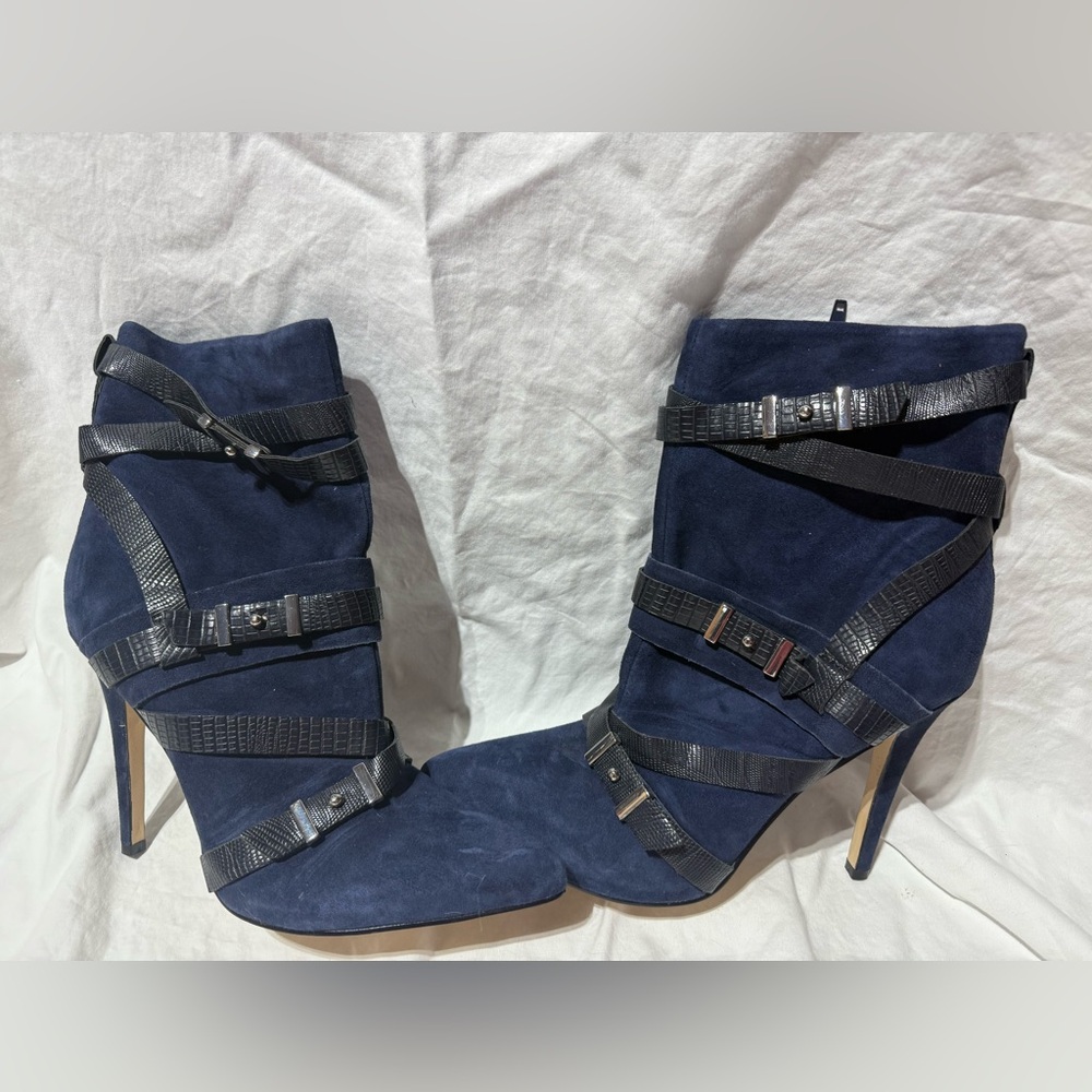 Guess booties size 10, worn once,excellent condition. Navy blue